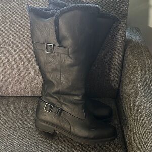 Cozy Black Winter Boots with Buckle Detail